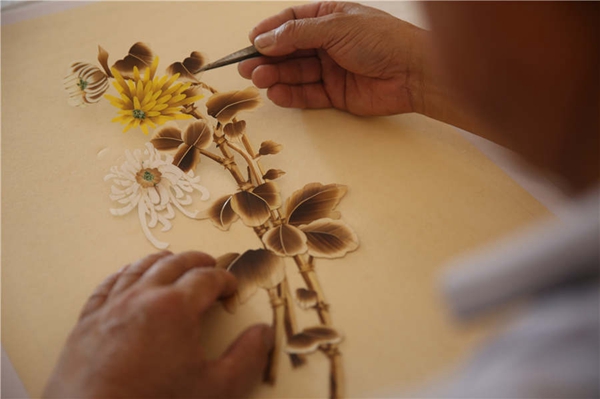 Qingdao farmer dedicated to straw painting