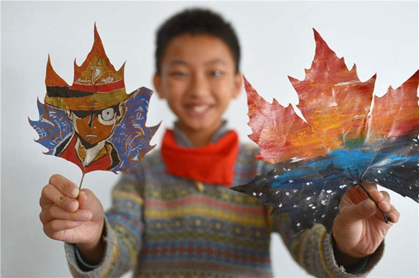 Qingdao students make creative leaf art