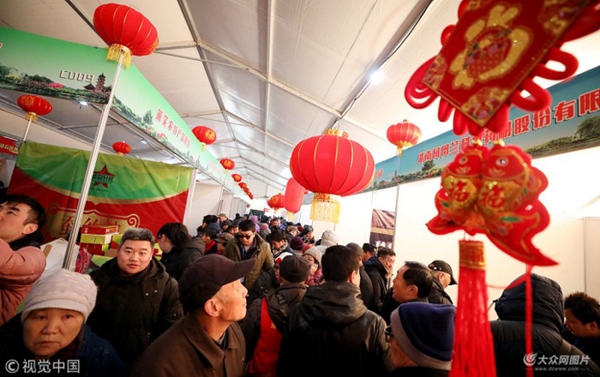 Jinan residents throng Chinese New Year bazaar