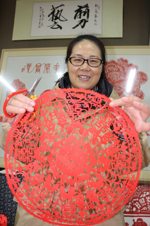 Paper-cutting master shows exquisite craftsmanship