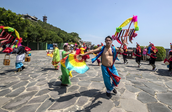 Folk cultural performances staged in Yantai