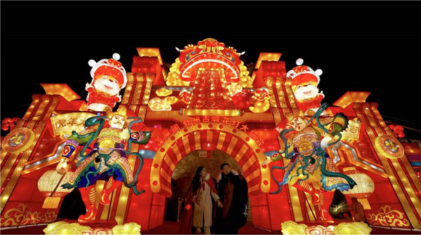 Penglai Pavilion dressed up for upcoming Spring Festival