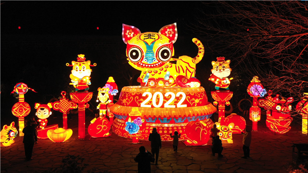 Penglai Pavilion dressed up for upcoming Spring Festival