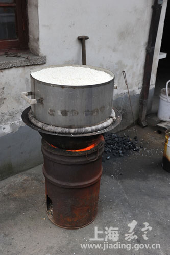 Xuhang people enjoy rice wine in winter