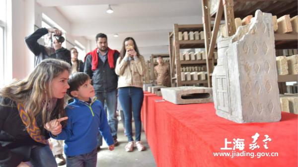 Foreigners experience Chinese culture in Jiading