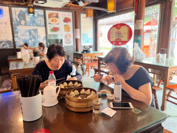 Jiading resumes dine-in services