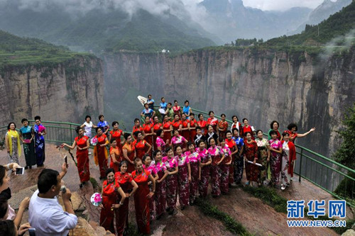 Cheongsam fashion at the Wangmang Ridge