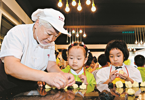 Mooncake activity sets festive mood