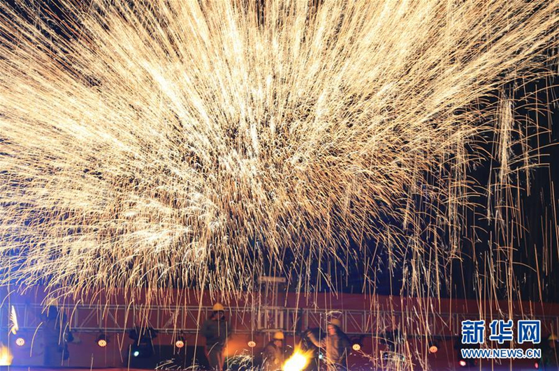 Molten iron spray illuminates Datong