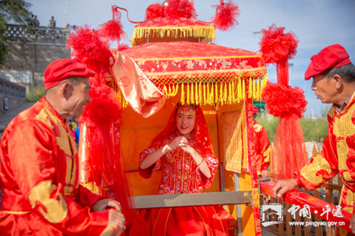 Couples opt for traditional wedding in Pingyao