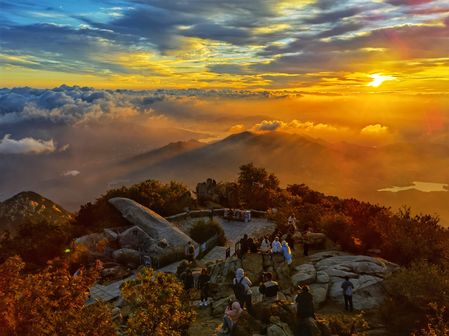 Splendid sunrise on Mount Tai