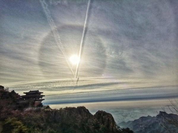 Sundog mystifies Mount Tai