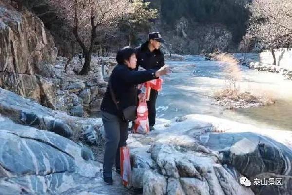 Volunteers in Tai'an feed birds in winter