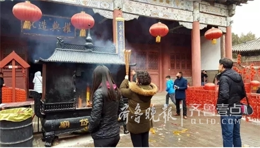 Praying for a fortunate Year of the Rooster at Mount Tai