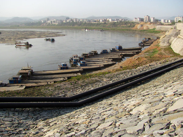 Scarce rainfall lowers river levels in C China