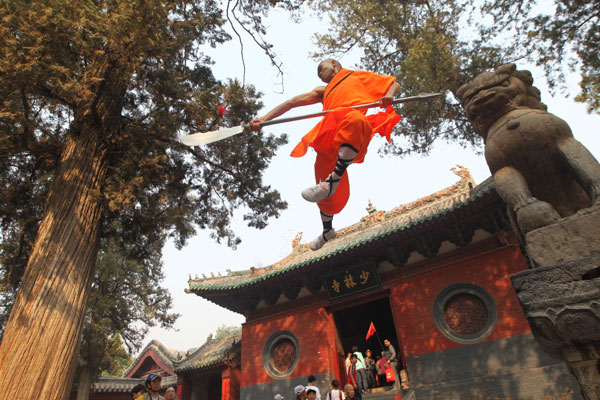 Kung fu dazzles Shaolin Temple