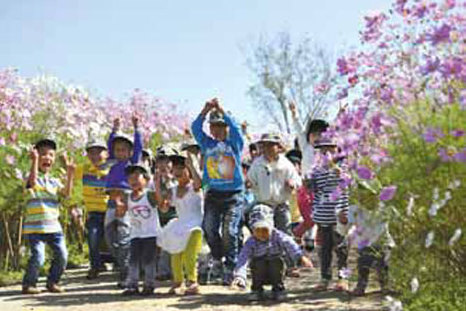 Blossoming beauty in the Naigu Stone Forest