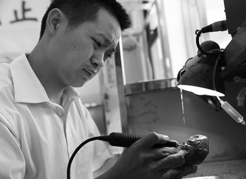 A young jade carving artist in Yunnan