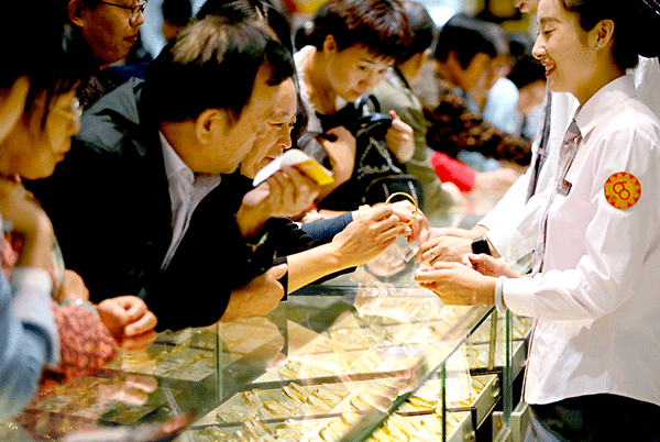 Beijing stores cut gold prices on slump