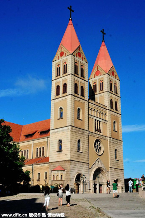 Qingdao, a city with green trees and red roofs