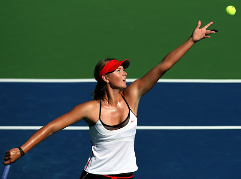 Russia's Maria Sharapova serves to France's Marion Bartoli during the JPMorgan Chase Open women's tennis tournament in Carson, California, August 10, 2006.