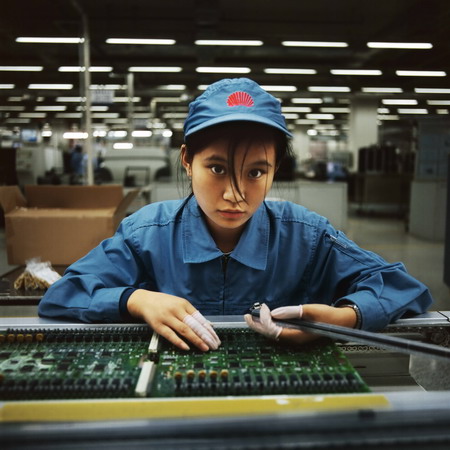 A girl works with the assembly line [Photo by Wang Fan]