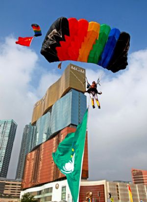 Parachute jumpings mark 10 years after Macao's return