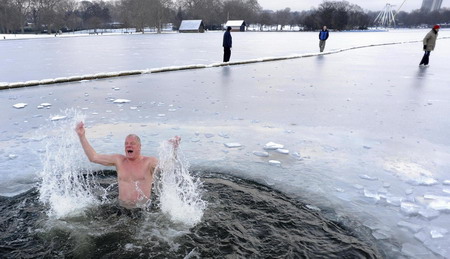 Swimmers brave cold snap in Hyde Park lake