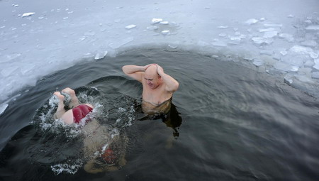 Swimmers brave cold snap in Hyde Park lake