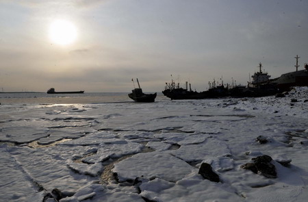 500 fishing boats stranded on sea ice