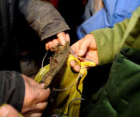 Rescuers send food, letters to trapped miners