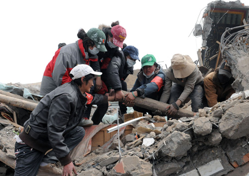 Young people volunteer in Yushu