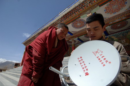 Quake survivors in Yushu enjoy donated TVs