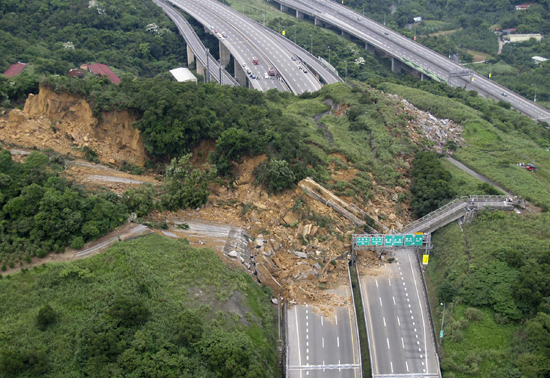 Massive landslide hits Taiwan highway