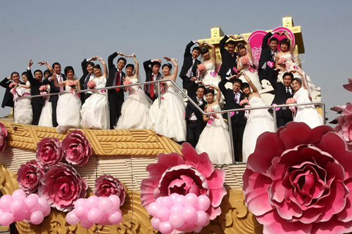 Group wedding celebrates May Day holiday