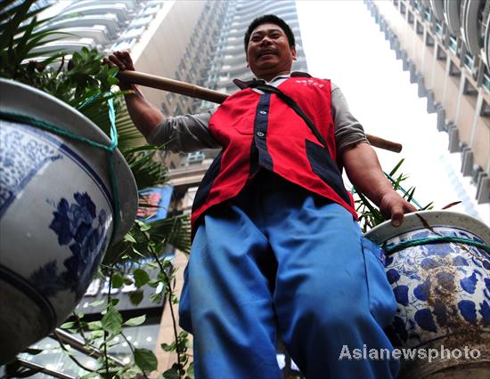 'Bangbang men' bear city's weights on shoulders