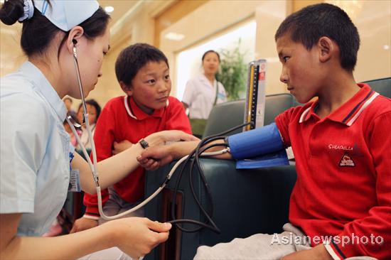 Yushu orphans visit Beijing for Children's Day