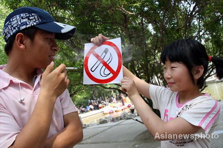 Volunteers promote World No Tobacco Day in E China