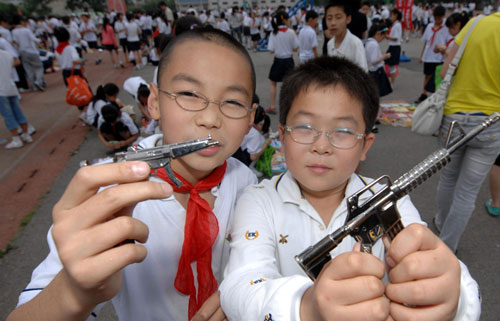 Pupils learn recycling at open-air flea market