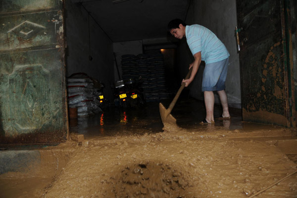 Flash floods ravage South China