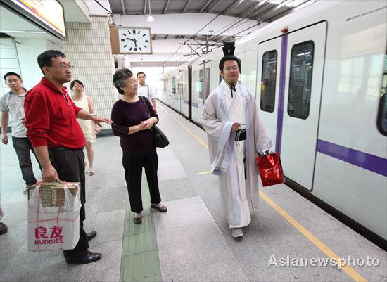 Taking Shanghai subway in full Han costume