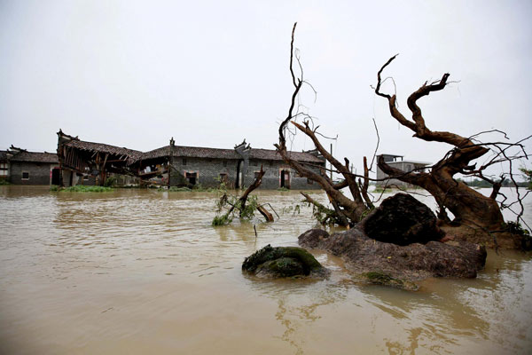 Residents evacuated over dyke threat in Jiangxi