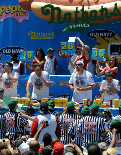 Defending champ wins annual eating contest