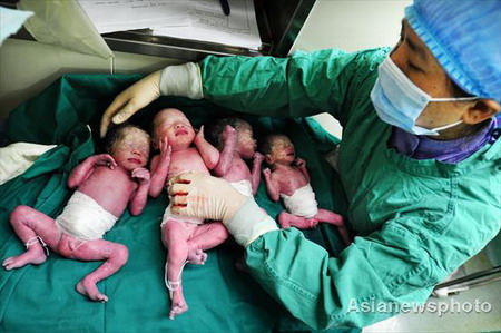 Mother gives birth to quadruplets in Central China