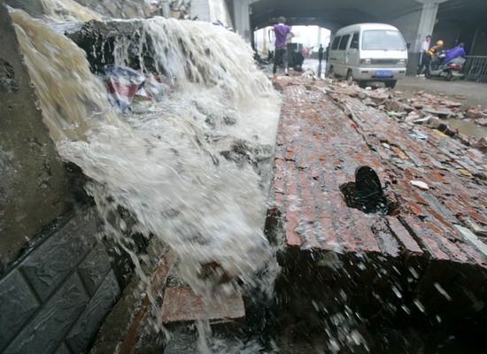 Rainstorms continue, disrupting traffic in Central China