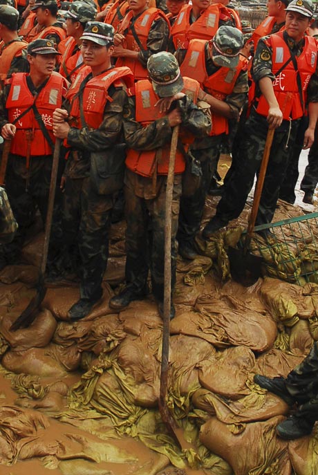 Yangtze River branch breached by flooding