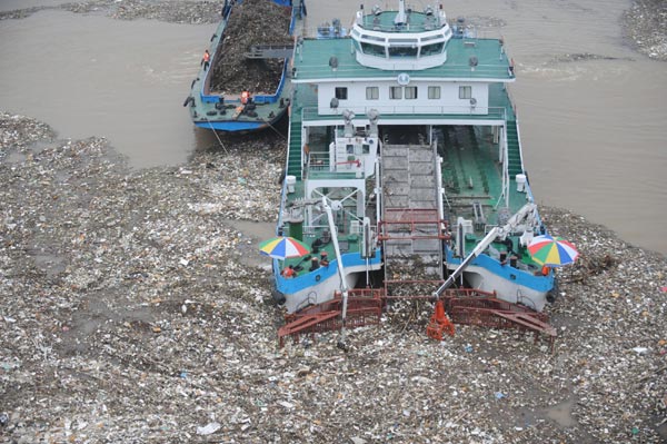 Clean-up vessels on the move near Three Gorges