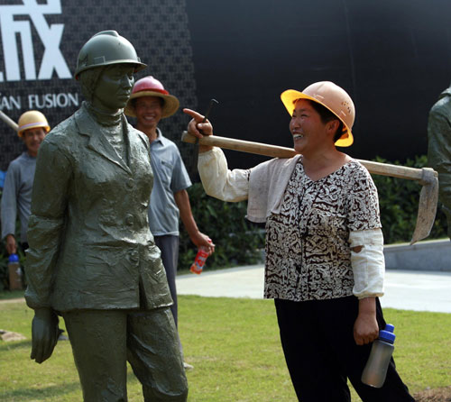 Statues in honor of migrant workers in E.China