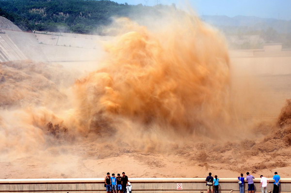 Xiaolangdi Reservoir discharges flood