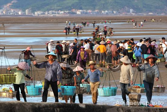 Fishers return from collecting razor clams